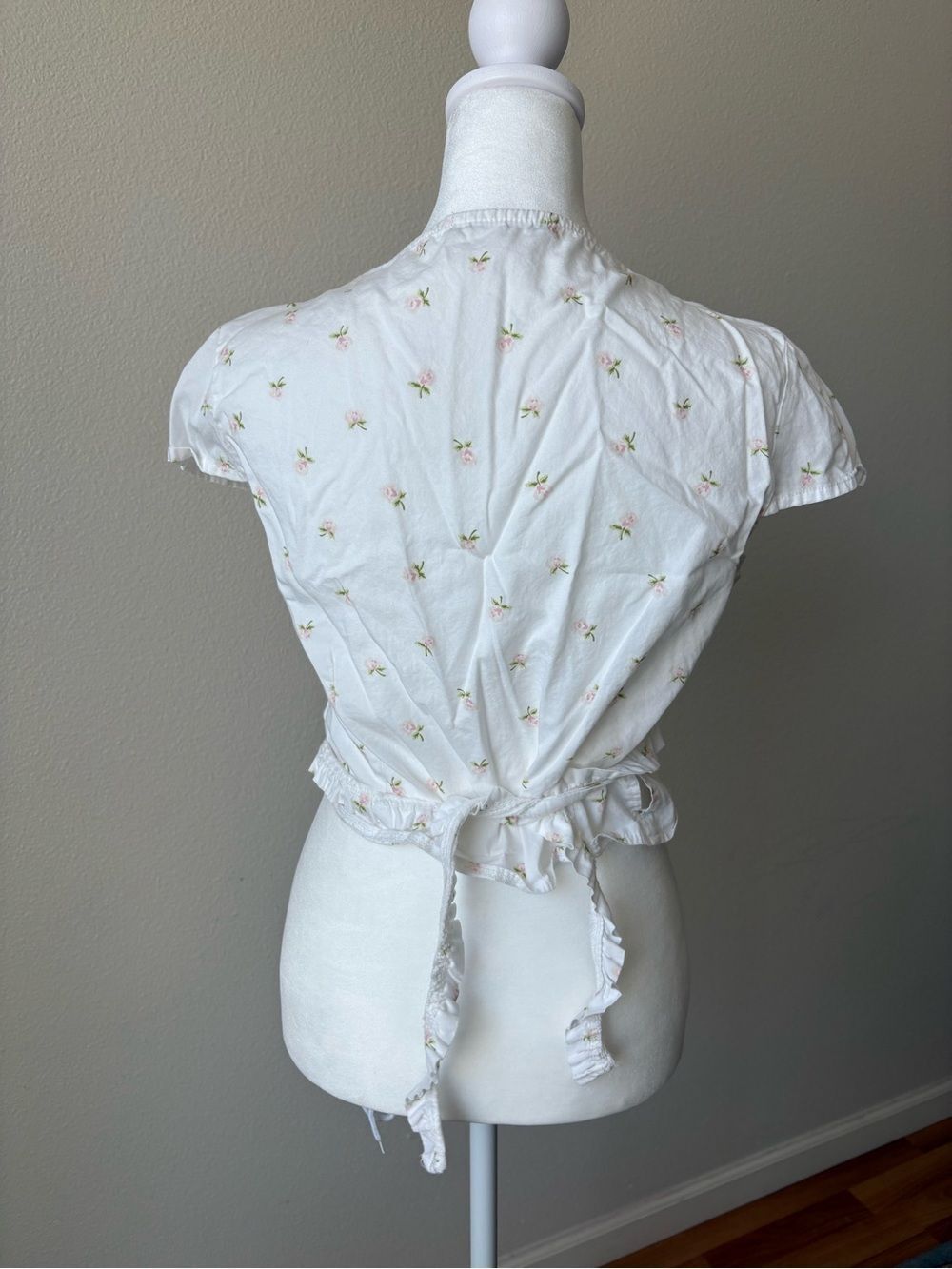 Brandy Melville White Wrap Crop Top with Pale Pink Rose Print 2 US - Picture 5 of 9